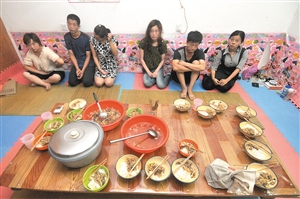 宁波市鄞州区正吃饭的传销团伙被一锅端