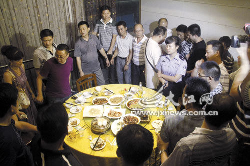 警方在饭庄包厢内抓获传销组织成员 警方在饭庄包厢内抓获传销组织成员