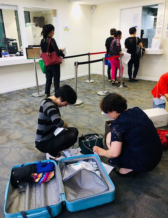 香港传销公司内正在提取货物的内地“经销商”。摄影:刘向南