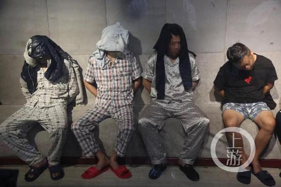 54885ed49671e83179e5cee34ae9d0cd.jpg ▲7月8日凌晨,牡丹江警方抓获的“中绿”传销人员。图片来源/黑龙江省牡丹江市公安局